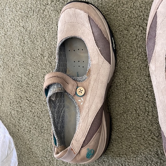 Women’s size 10 Timberland Walking Shoes - Picture 5 of 8